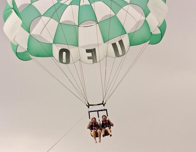 parasailers